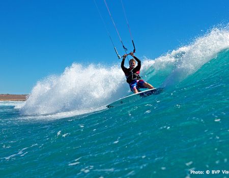 Let's Go! Kite - Australien - Foto Surfer in Welle.jpg